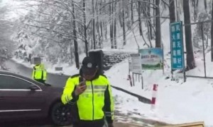 交通执法人员堵路与游客起冲突，是为了领导赏雪？回应来了